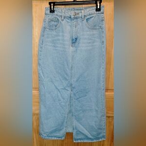Long Demim Jean Skirt. 4 Pockets in Total                             Size Small